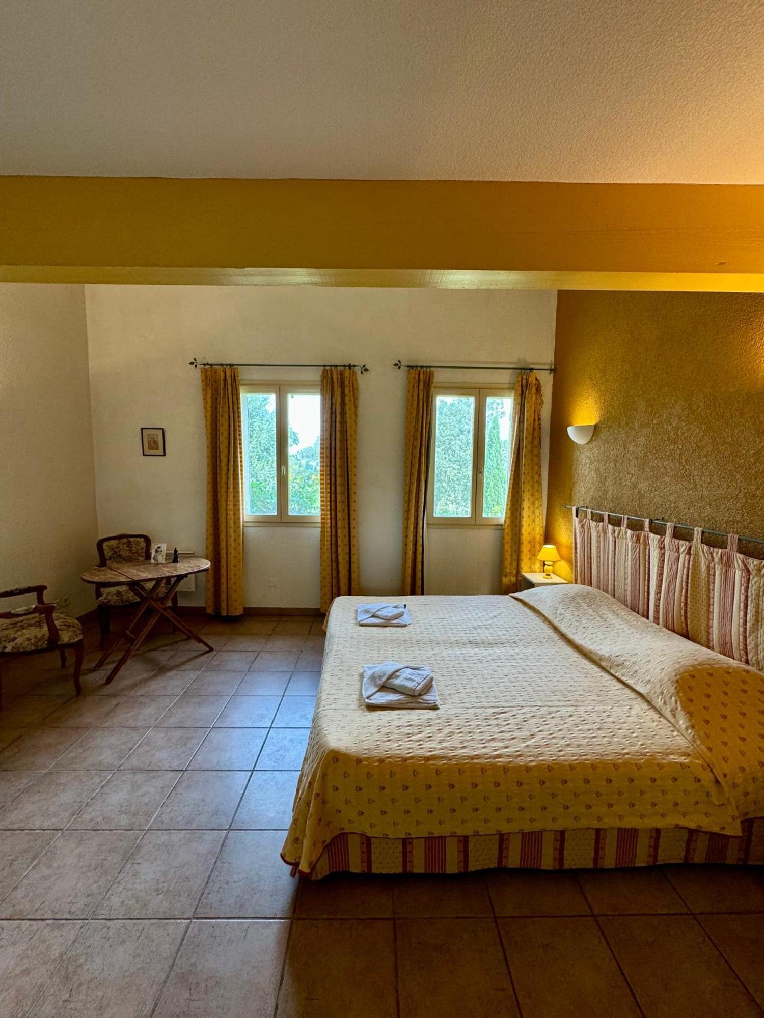 Mas Du Grand Peloux Hotell Port-Saint-Louis-du-Rhône Rom bilde