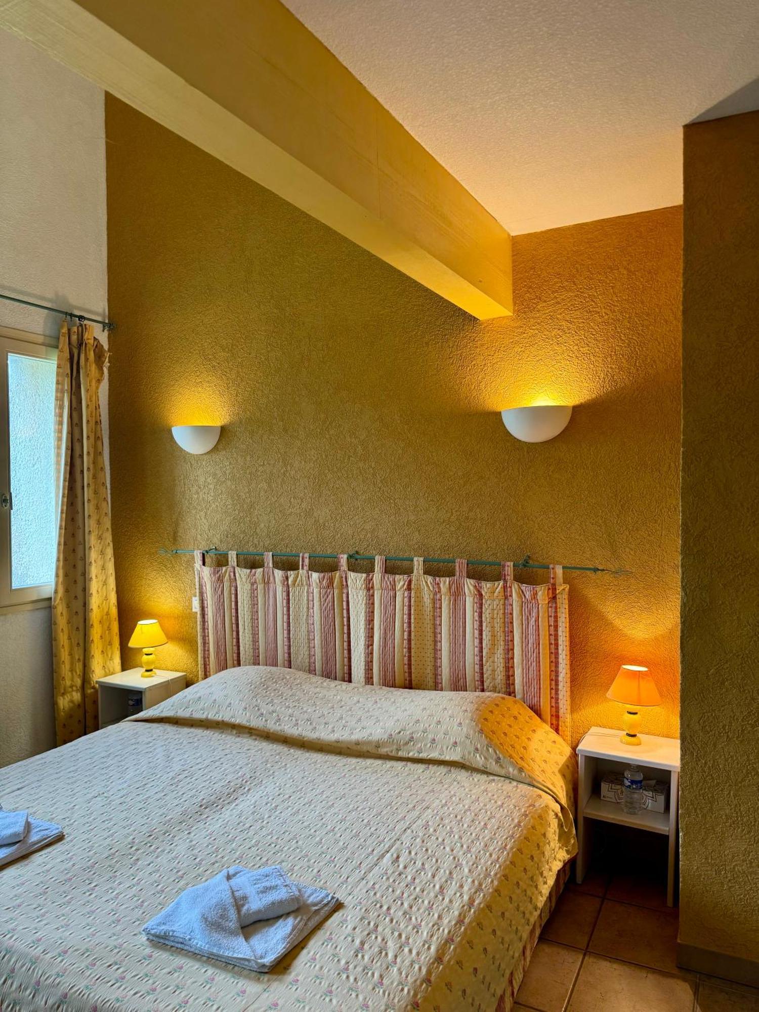 Mas Du Grand Peloux Hotell Port-Saint-Louis-du-Rhône Rom bilde