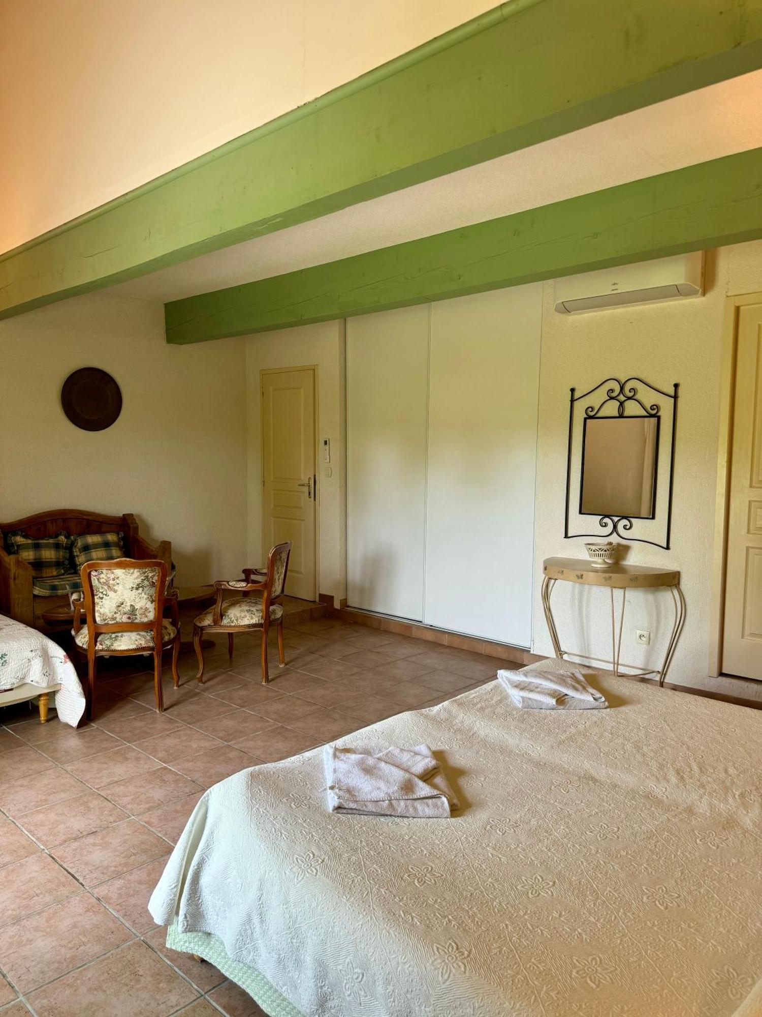 Mas Du Grand Peloux Hotell Port-Saint-Louis-du-Rhône Rom bilde