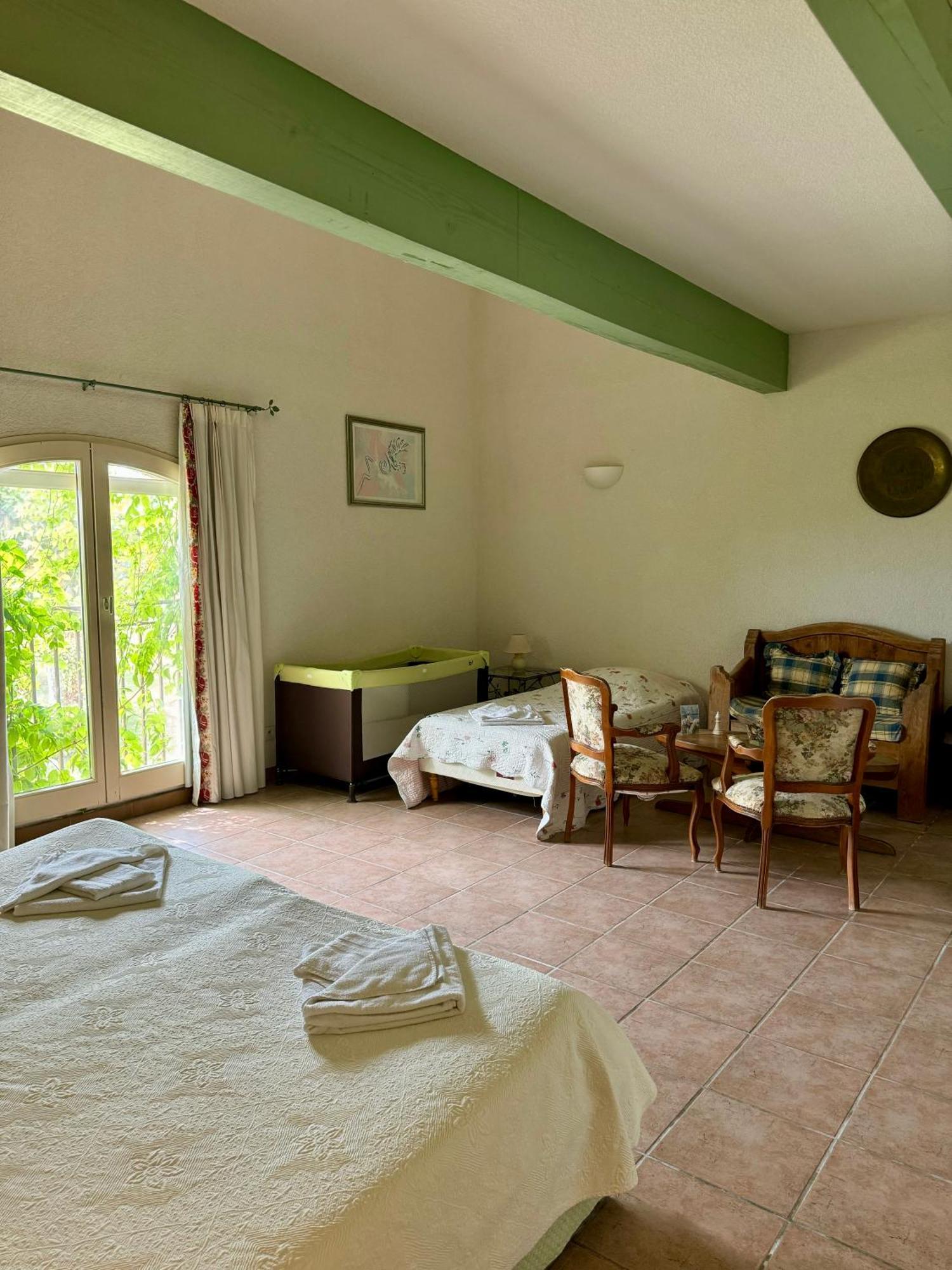 Mas Du Grand Peloux Hotell Port-Saint-Louis-du-Rhône Rom bilde